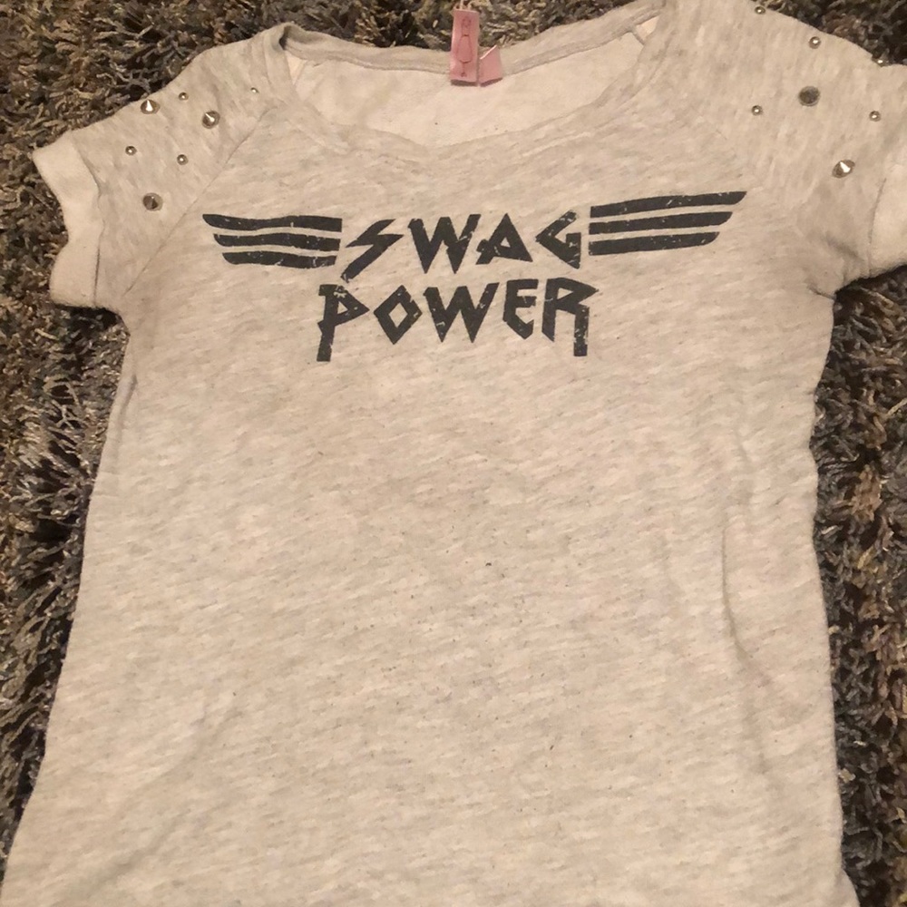 gray t-shirt